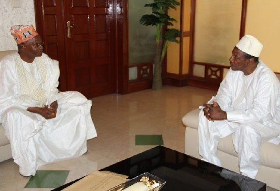 Elhadj Ousmane Fatako Baldé, président de la Coordination Haali Poulaar et Alpha Condé président déchu de Guinée, lors d'une rencontre en 2010