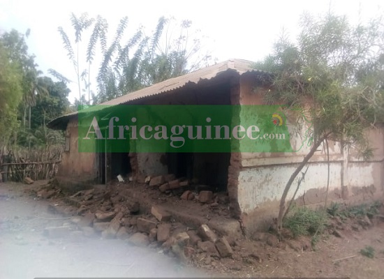 Une maison effondrée à Warakhalan suite à un tremblement de terre en février 2021