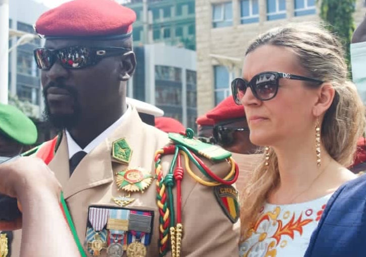 Colonel Mamadi Doumbouya, président de la transition guinéenne  et son épousé Lauriane