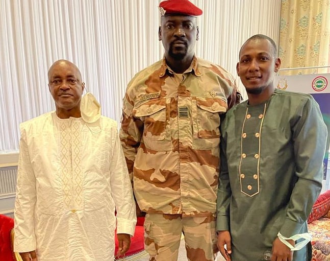 Colonel Mamadi Doumbouya, président de la transition guinéenne entouré de Moussa Para Diallo, président de la Fédération des paysans du Fouta Djallon (FPFD) et du jeune producteur Elhadj Amadou Barry