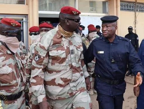 Colonel Mamadi Doumbouya, président de la transition guinéenne et le Directeur Général de la Police Ansoumane Camara Baffoé