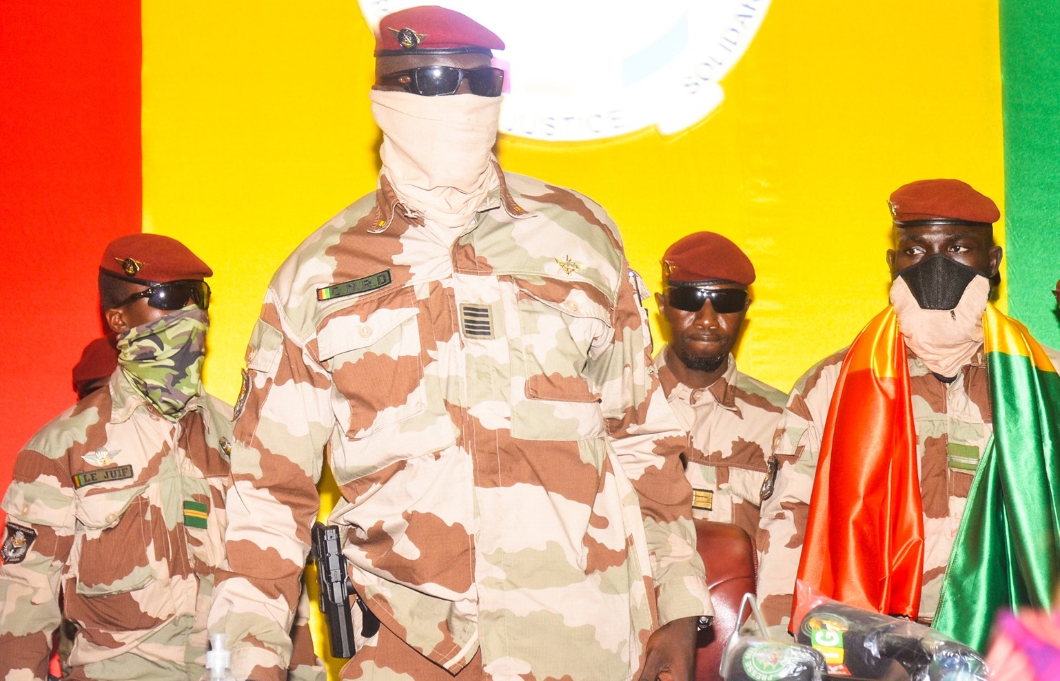 Colonel Mamadi Doumbouya, président de la transition guinéenne entourée de sa garde rapprochée