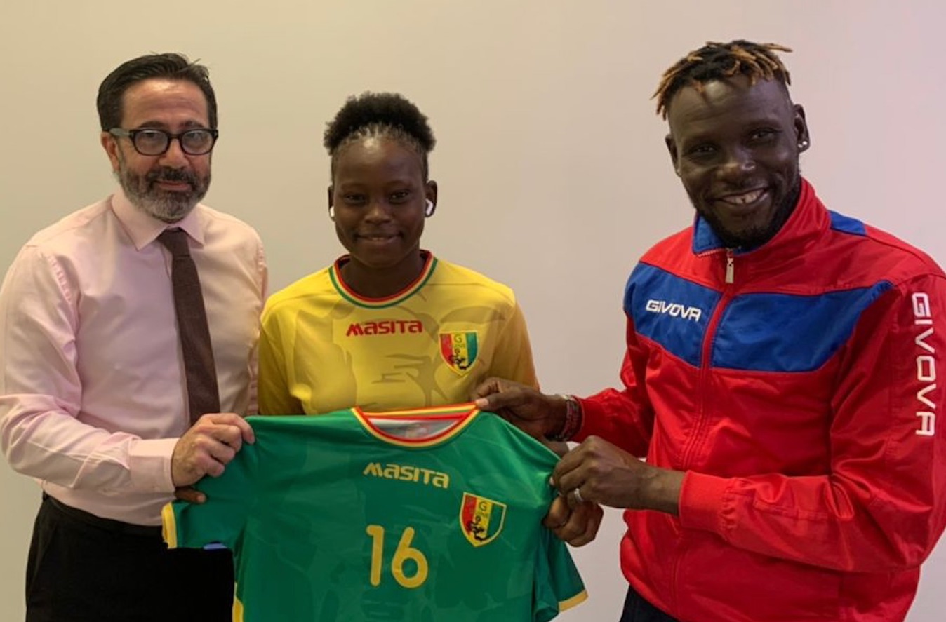 Feature image Frédéric Bouzigues, Directeur Général de la SMB, Binta Barry et Fodé Mansaré de l’Académie Foot Elite