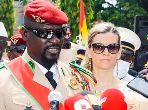 Feature image Laurianne Doumbouya et son mari Mamadi, président de la transition guinéenne