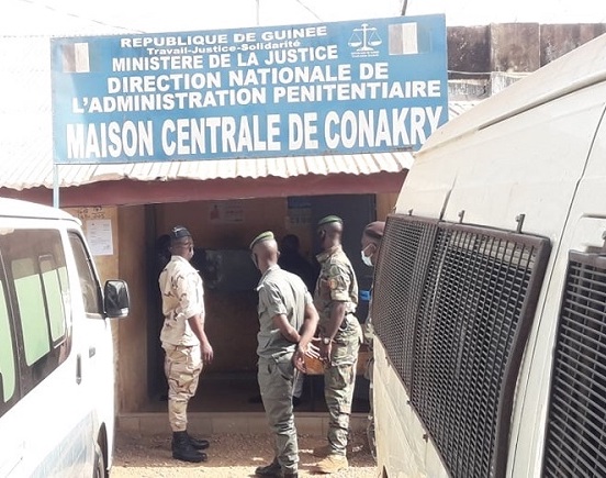 Des agents de sécurité arrêtés à la devanture de la maison centrale de Conakry