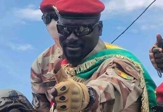 Colonel Mamadi Doumbouya, président de la transition guinéenne lors d'une tournée parade dans les rues de Conakry le 02 octobre 2021