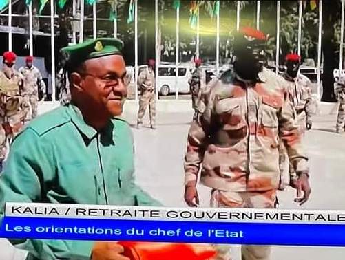 Mohamed Beavogui, Premier ministre de la transition Guinéenne reçoit le fanion national des mains de Mamadi Doumbouya
