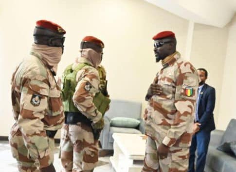 Feature image Colonel Mamadi Doumbouya, président de la transition guinéenne dans les locaux du ministère des affaires étrangères à Koloma