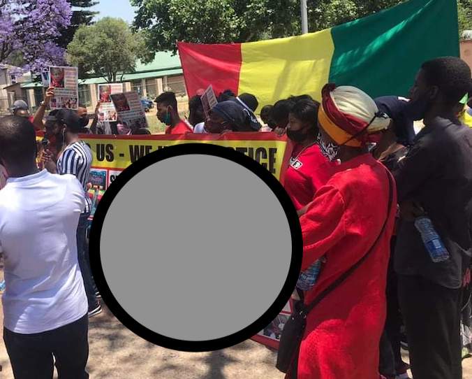 Des guinéens rassemblés devant leur ambassade à Pretoria, image d'archive