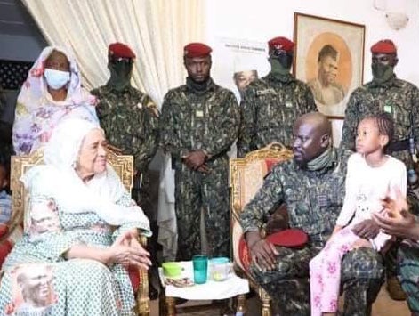 Colonel Mamadi Doumbouya, président de la transition guinéenne reçu par la veuve de Sékou Touré