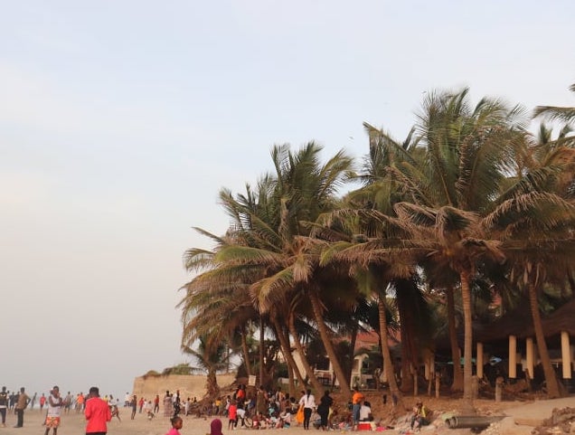 Vue d'une plage dans la capitale Banjul