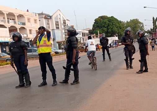 Des policiers déployés aux alentours du siège de l'UDP