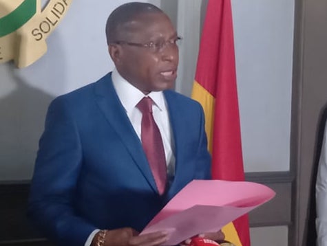 Feature image Moussa Dadis Camara lisant sa déclaration au salon d'honneur de l'aéroport