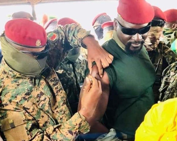 Feature image Colonel Mamadi Doumbouya, président de la transition guinéenne se faisant vacciner contre la Covid-19