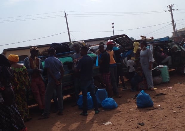 Des voyageurs rassemblés à la gare de Mangoya à Kindia