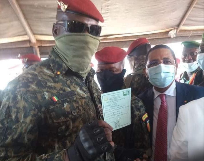 Colonel Mamadi Doumbouya, président de la transition guinéenne et le ministre de la Santé Péthè Diallo
