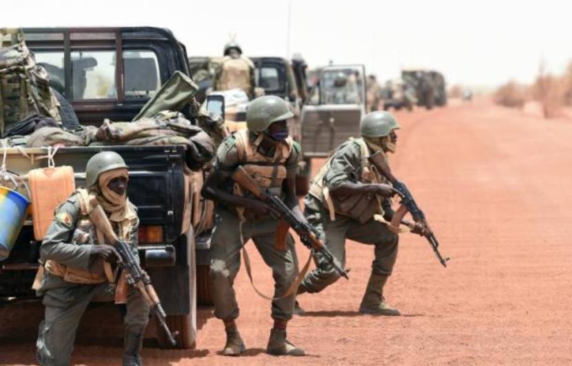 830x532_des-soldats-maliens-lors-d-une-operation-anti-terroriste-pres-de-tombouctou-au-mali-le-3-juin-2015