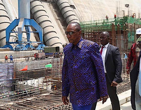 Feature image L'ancien président guinéen Alpha Condé lors d'une visite sur le chantier du barrage de Souapiti