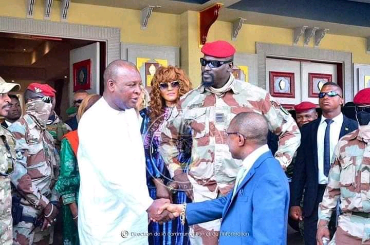 Poignées de mains à Conakry entre Sékouba Konaté et Dadis Camara devant Mamadi Doumbouya, président de la transition guinéenne
