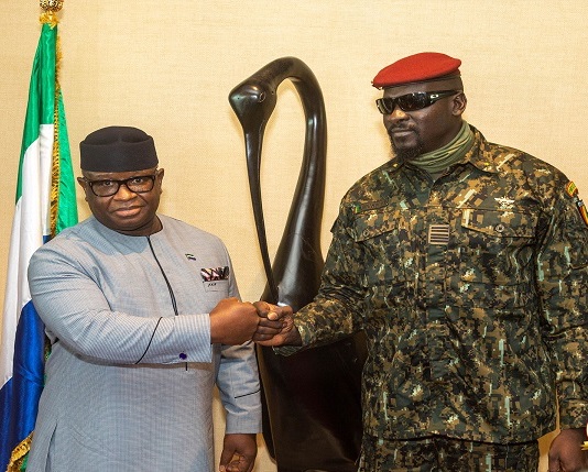 Colonel Mamadi Doumbouya, président de la transition guinéenne et Julius Maada Bio président de la Sierra Léone