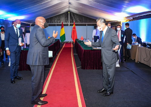 Feature image Le Conseiller d’Etat et Ministre des Affaires étrangères Wang Yi et le Ministre guinéen des Affaires étrangères Morissanda Kouyaté