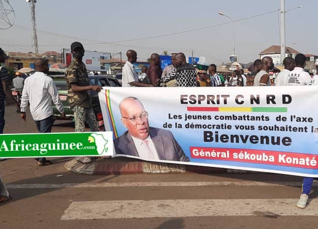 Des partisans de Sékouba Konaté rassemblés à l'aéroport de Conakry