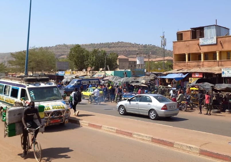 Feature image Une rue de Bamako fréquentée par des guinéens