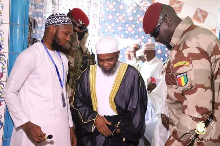 Colonel Mamadi Doumbouya à la mosquée Turque de Koloma