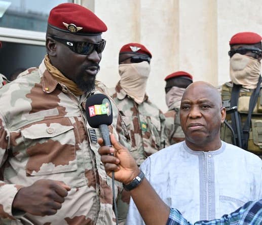 Colonel Mamadi Doumbouya, président de la transition guinéenne et le chef de la diplomatie guinéenne, Dr Morissanda Kouyaté