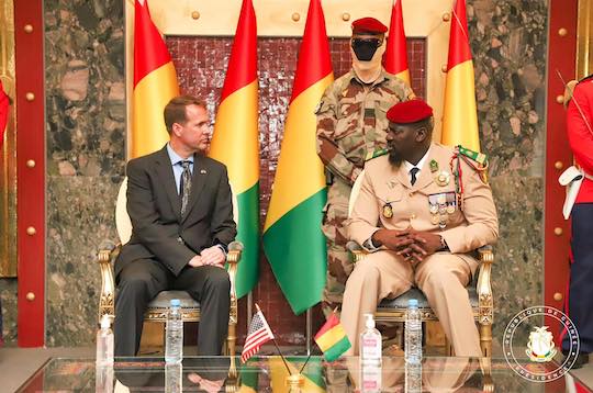 Colonel Mamadi Doumbouya, président de la transition guinéenne et Troy Damian FITRELL ambassadeur des États-Unis