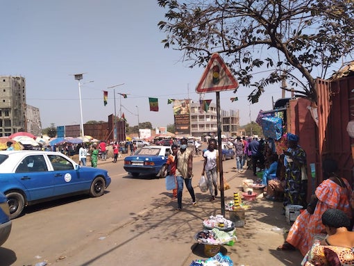 Une rue fréquentée de la capitale Bissau