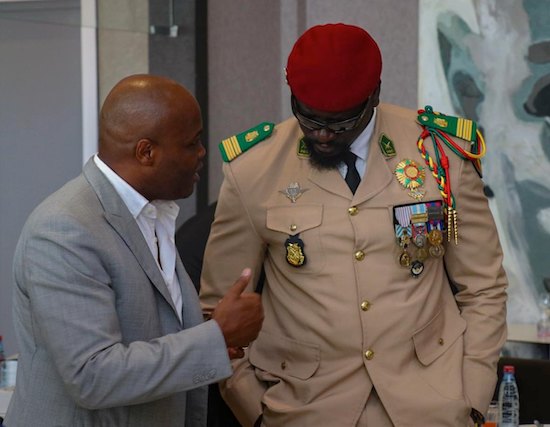 Feature image Le ministre des Sports Béa Diallo et Mamadi Doumbouya, président de la Transition
