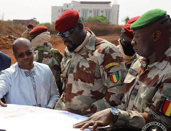 Ousmane Gaoual Diallo, ministre de l’Urbanisme, de l’habitat et de l’Aménagement du territoire, le Président de la Transition, colonel Mamadi Doumbouya et le porte-parole de la Présidence, colonel Amara Camara