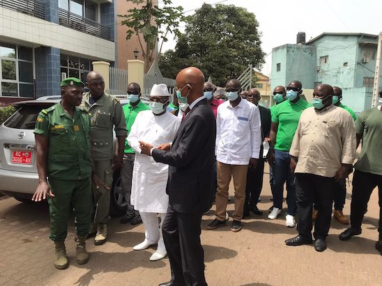 Arrivée de Cellou Dalein Diallo, Sidya Touré au camp Samory Touré où ils ont été accueilli par des militaires