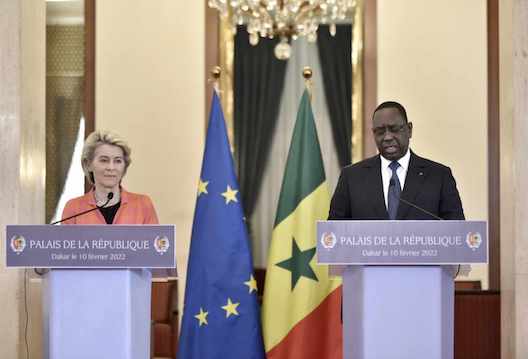 La présidente de la Commission européenne, Ursula von der Leyen, et le président sénégalais Macky Sall, le 10 février 2022, à Dakar. SEYLLOU / AFP