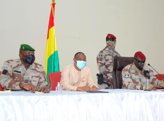 Colonel Amara Camara, porte-parole de la présidence, Colonel Mamadi Doumbouya, président de la transition guinéenne, le Premier ministre Mohamed Béavogui
