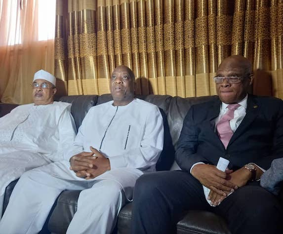 De gauche à droite, Mahamat Saleh Annadif, envoyé spécial de l'ONU en Afrique de l'Ouest, Morissanda Kouyaté, ministre guinéen des Affaires Etrangères, Jean Claude Kassi Brou, président de la commission de la CEDEAO