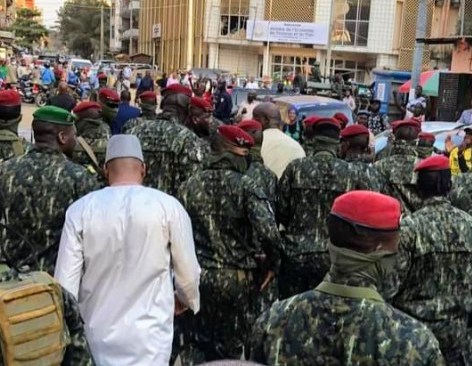 Feature image Colonel Mamadi Doumbouya, président de la transition guinéenne dans les rues de Kaloum