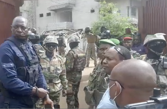 Sadiaba Koulibaly et Balla Samoura dans l'enceinte de la résidence de SIdya Touré