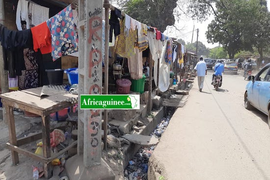 Une rue du quartier Tombo dans Kaloum