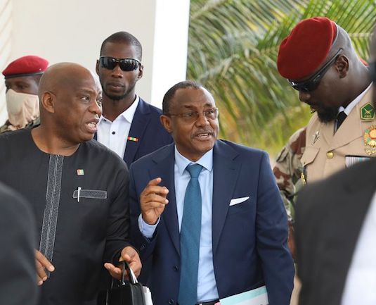 De gauche à droite, Morissanda Kouyaté, ministre guinéen des Affaires Etrangères, Mohamed Béavogui, Premier ministre, Colonel Mamadi Doumbouya, président de la Transition guinéenne
