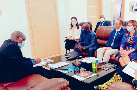 Abdel Fatau Musah, Directeur, Division Afrique de l’Ouest, Département des Affaires Politiques et de la Consolidation de la paix et des Opérations de Paix en audience chez Me Moriba Alain KONE, Garde des Sceaux, Ministre de la Justice et des Droits de l'Homme. Lundi 21 mars 2022.