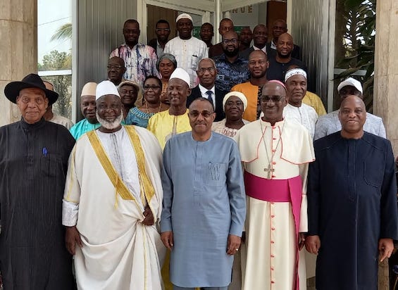 Le Premier ministre Mohamed Béavogui et des membres du comité national des Assises