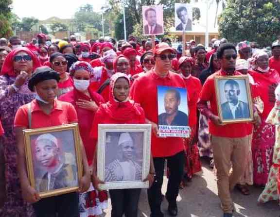 Des membres de l'association des victimes du camp Boiro lors d'une marche commémorative à Conakry