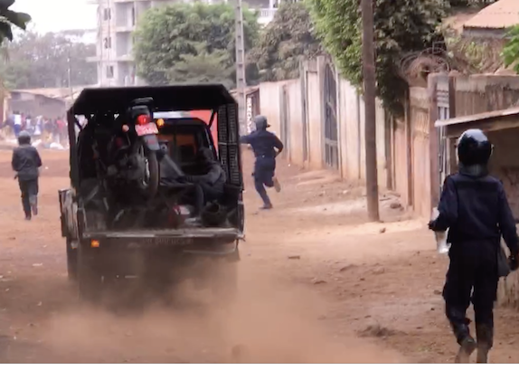 Des agents pourchassant des manifestants à Hamdallaye