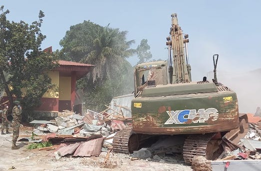 Feature image Des militaires supervisent la démolition des bâtiments à Donka