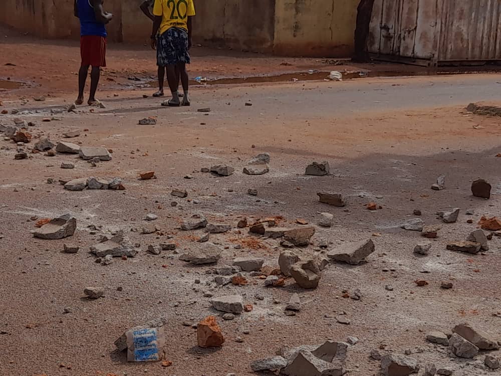 Feature image Des manifestants érigent des barricades à Kankan