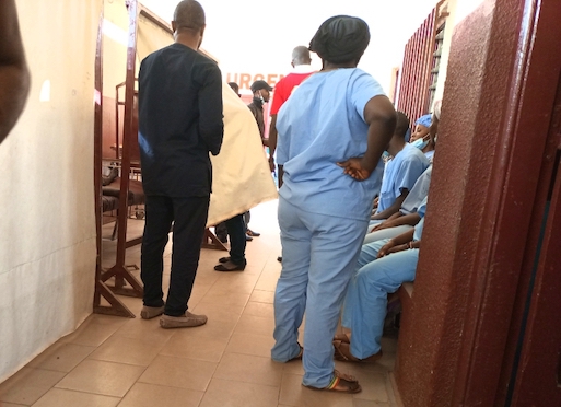 Des infirmières aux urgences de l'hôpital régional N'zérékoré
