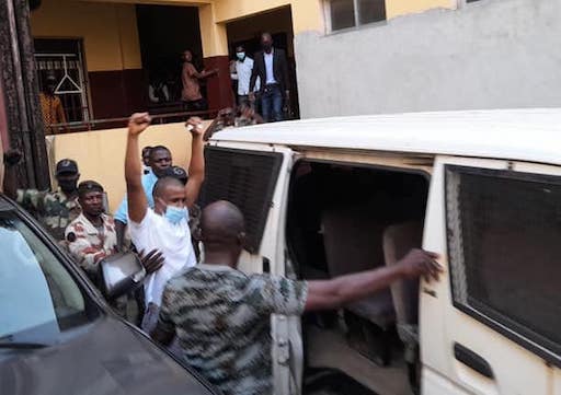 Ousmane Gnelloye Diallo conduit en prison après sa condamnation, image d'archive