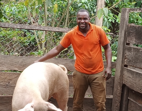 Péma Koivogui dans sa ferme à N'Zeérékoré